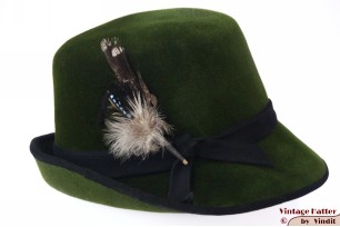 © VintageHatter.com | d-6014-54-1 Dameshoed Inselmann groen velour met veren 54 (XS) Dameshoed Inselmann groen velour met veren 54 (XS)