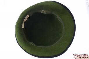 © VintageHatter.com | d-6014-54-1 Dameshoed Inselmann groen velour met veren 54 (XS) Dameshoed Inselmann groen velour met veren 54 (XS)