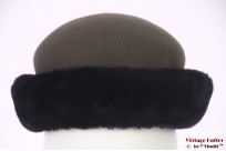 Dameshoed grijs vilt met zwarte imitatie bontkraag 56 Dameshoed grijs vilt met zwarte imitatie bontkraag 56