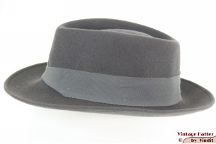 © VintageHatter.com | d-7015-55-2 Dameshoed Hut-Brömme grijs vilt 55 (S) Dameshoed Hut-Brömme grijs vilt 55 (S)
