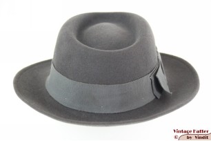 © VintageHatter.com | d-7015-55-2 Dameshoed Hut-Brömme grijs vilt 55 (S) Dameshoed Hut-Brömme grijs vilt 55 (S)