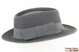 © VintageHatter.com | d-7015-55-2 Dameshoed Hut-Brömme grijs vilt 55 (S) Dameshoed Hut-Brömme grijs vilt 55 (S)