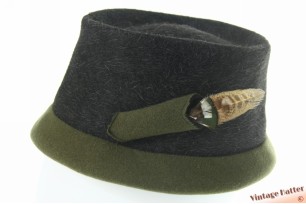 © VintageHatter.com | d-7021-56-5 Dameshoed Mühlbauer donker grijs haarvilt met verenhouder 55-56 Dameshoed Mühlbauer donker grijs haarvilt met verenhouder 55-56