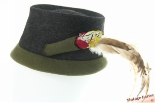 © VintageHatter.com | d-7021-56-5 Dameshoed Mühlbauer donker grijs haarvilt met verenhouder 55-56 Dameshoed Mühlbauer donker grijs haarvilt met verenhouder 55-56