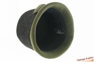 © VintageHatter.com | d-7021-56-5 Dameshoed Mühlbauer donker grijs haarvilt met verenhouder 55-56 Dameshoed Mühlbauer donker grijs haarvilt met verenhouder 55-56