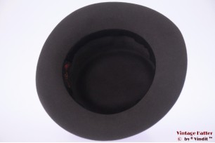 © VintageHatter.com | d-7024-57-3 Ladies hat Mayser Modell dark grey felt with feathers 57 Ladies hat Mayser Modell dark grey felt with feathers 57