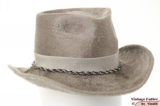 © VintageHatter.com | d-7030-55-2 Ladies hat A.S.S. Qualität grey soft fur felt with small chain 55 (S) Ladies hat A.S.S. Qualität grey soft fur felt with small chain 55 (S)