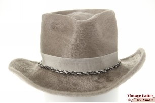© VintageHatter.com | d-7030-55-2 Ladies hat A.S.S. Qualität grey soft fur felt with small chain 55 (S) Ladies hat A.S.S. Qualität grey soft fur felt with small chain 55 (S)