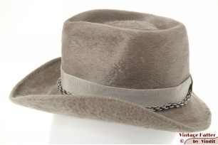 © VintageHatter.com | d-7030-55-2 Ladies hat A.S.S. Qualität grey soft fur felt with small chain 55 (S) Ladies hat A.S.S. Qualität grey soft fur felt with small chain 55 (S)
