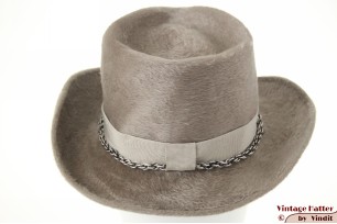 © VintageHatter.com | d-7030-55-2 Ladies hat A.S.S. Qualität grey soft fur felt with small chain 55 (S) Ladies hat A.S.S. Qualität grey soft fur felt with small chain 55 (S)