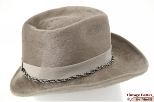 © VintageHatter.com | d-7030-55-2 Ladies hat A.S.S. Qualität grey soft fur felt with small chain 55 (S) Ladies hat A.S.S. Qualität grey soft fur felt with small chain 55 (S)
