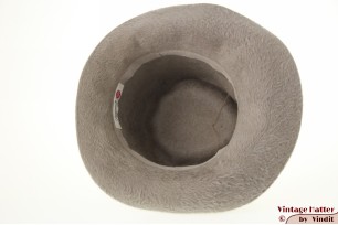 © VintageHatter.com | d-7030-55-2 Ladies hat A.S.S. Qualität grey soft fur felt with small chain 55 (S) Ladies hat A.S.S. Qualität grey soft fur felt with small chain 55 (S)