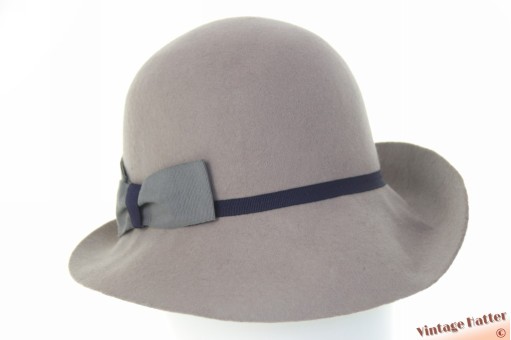 © VintageHatter.com | d-7036-56-4 Dameshoed Coccinelle grijs wolvilt met strikje 56,5 Dameshoed Coccinelle grijs wolvilt met strikje 56,5