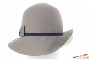 © VintageHatter.com | d-7036-56-4 Dameshoed Coccinelle grijs wolvilt met strikje 56,5 Dameshoed Coccinelle grijs wolvilt met strikje 56,5