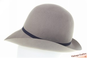 © VintageHatter.com | d-7036-56-4 Dameshoed Coccinelle grijs wolvilt met strikje 56,5 Dameshoed Coccinelle grijs wolvilt met strikje 56,5