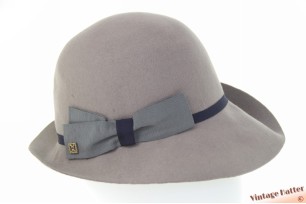 © VintageHatter.com | d-7036-56-4 Dameshoed Coccinelle grijs wolvilt met strikje 56,5 Dameshoed Coccinelle grijs wolvilt met strikje 56,5