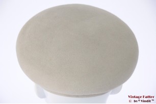 © VintageHatter.com | d-7044-54-1 Dames pillbox baret zacht grijs vilt 54 (XS) Dames pillbox baret zacht grijs vilt 54 (XS)
