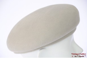 © VintageHatter.com | d-7044-54-1 Dames pillbox baret zacht grijs vilt 54 (XS) Dames pillbox baret zacht grijs vilt 54 (XS)