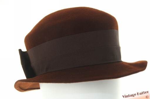 © VintageHatter.com | d-8016-58-4 Dameshoed Pomme d'Amour bruin vilt 57-58 Dameshoed Pomme d'Amour bruin vilt 57-58