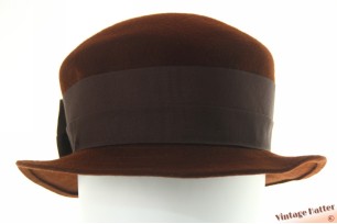 © VintageHatter.com | d-8016-58-4 Dameshoed Pomme d'Amour bruin vilt 57-58 Dameshoed Pomme d'Amour bruin vilt 57-58