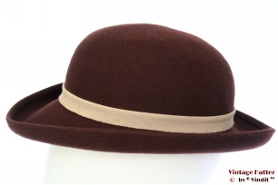 © VintageHatter.com | d-8017-54-7 Ladies hat Marida brown felt with white feathers 54 (XS) Ladies hat Marida brown felt with white feathers 54 (XS)