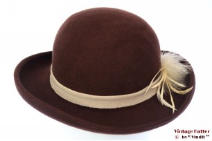 © VintageHatter.com | d-8017-54-7 Ladies hat Marida brown felt with white feathers 54 (XS) Ladies hat Marida brown felt with white feathers 54 (XS)