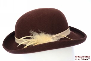 © VintageHatter.com | d-8017-54-7 Ladies hat Marida brown felt with white feathers 54 (XS) Ladies hat Marida brown felt with white feathers 54 (XS)
