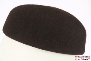 © VintageHatter.com | d-8017-54-8 Cocktail hoed bruin haarvilt met veertjes 54 (XS) Cocktail hoed bruin haarvilt met veertjes 54 (XS)