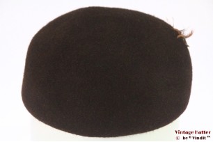 © VintageHatter.com | d-8017-54-8 Cocktail hoed bruin haarvilt met veertjes 54 (XS) Cocktail hoed bruin haarvilt met veertjes 54 (XS)