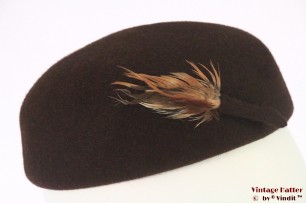 © VintageHatter.com | d-8017-54-8 Cocktail hoed bruin haarvilt met veertjes 54 (XS) Cocktail hoed bruin haarvilt met veertjes 54 (XS)