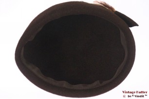 © VintageHatter.com | d-8017-54-8 Cocktail hoed bruin haarvilt met veertjes 54 (XS) Cocktail hoed bruin haarvilt met veertjes 54 (XS)