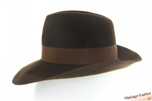 © VintageHatter.com | d-8017-55-13 Dameshoed Touriste dun flexibel bruin velour 55 (S) Dameshoed Touriste dun flexibel bruin velour 55 (S)