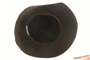 © VintageHatter.com | d-8017-55-13 Dameshoed Touriste dun flexibel bruin velour 55 (S) Dameshoed Touriste dun flexibel bruin velour 55 (S)
