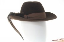Dames jacht gleufhoed Ischler Hut donker bruin haarvilt met lange veer 54,5 (XS)