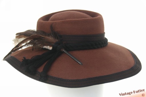 Wide ladies hat brown felt with feathers 55 (S)