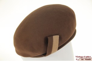 Dames cap-achtige cocktailhoed bruin vilt 57