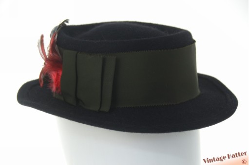 © VintageHatter.com | d-9004-55-10 Ladies hat bluish black fur felt with feathers 55 (S) Ladies hat bluish black fur felt with feathers 55 (S)