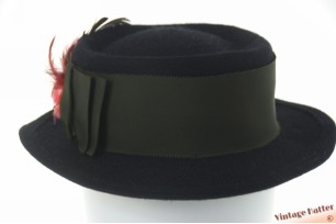 © VintageHatter.com | d-9004-55-10 Ladies hat bluish black fur felt with feathers 55 (S) Ladies hat bluish black fur felt with feathers 55 (S)