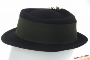 © VintageHatter.com | d-9004-55-10 Ladies hat bluish black fur felt with feathers 55 (S) Ladies hat bluish black fur felt with feathers 55 (S)