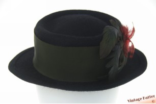 © VintageHatter.com | d-9004-55-10 Ladies hat bluish black fur felt with feathers 55 (S) Ladies hat bluish black fur felt with feathers 55 (S)