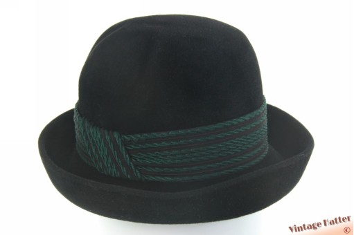© VintageHatter.com | d-9005-55-41 Ladies hat black velour with two styled dents 55 (S) Ladies hat black velour with two styled dents 55 (S)