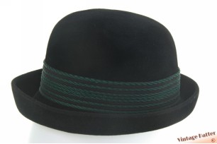 © VintageHatter.com | d-9005-55-41 Ladies hat black velour with two styled dents 55 (S) Ladies hat black velour with two styled dents 55 (S)