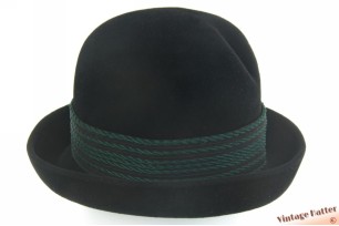 © VintageHatter.com | d-9005-55-41 Ladies hat black velour with two styled dents 55 (S) Ladies hat black velour with two styled dents 55 (S)