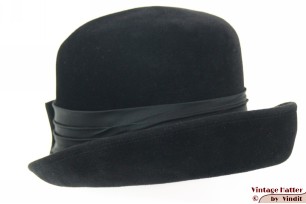 © VintageHatter.com | d-9005-56-28 Dameshoed zwart velour 56 Dameshoed zwart velour 56
