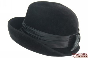 © VintageHatter.com | d-9005-56-28 Dameshoed zwart velour 56 Dameshoed zwart velour 56