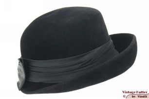 © VintageHatter.com | d-9005-56-28 Dameshoed zwart velour 56 Dameshoed zwart velour 56