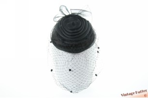 © VintageHatter.com | d-9005-56-52 Ladies cocktail mourn hat black polyester with bow and veil +/- 56 Ladies cocktail mourn hat black polyester with bow and veil +/- 56