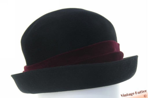 © VintageHatter.com | d-9005-58-6 Dameshoed HTB zwart velour met bordeaux paarse band 58 Dameshoed HTB zwart velour met bordeaux paarse band 58