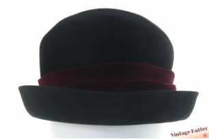 © VintageHatter.com | d-9005-58-6 Dameshoed HTB zwart velour met bordeaux paarse band 58 Dameshoed HTB zwart velour met bordeaux paarse band 58