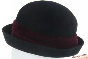 © VintageHatter.com | d-9005-58-6 Dameshoed HTB zwart velour met bordeaux paarse band 58 Dameshoed HTB zwart velour met bordeaux paarse band 58